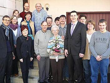 Goldene Hochzeit im Hause Auge. Unser Bild zeigt Else und Friedrich-Wilhelm Auge (Mitte) im Kreis der Gratulanten, darunter (vorne, von links) Pfarrer Hans-Jürgen Müller, stellvertretende Landrätin Christina Flauder und 3. Bürgermeister Martin Döring. Foto: Klaus-Peter Wulf