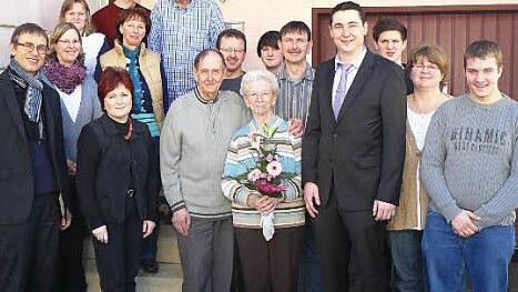 Goldene Hochzeit im Hause Auge. Unser Bild zeigt Else und Friedrich-Wilhelm Auge (Mitte) im Kreis der Gratulanten, darunter (vorne, von links) Pfarrer Hans-Jürgen Müller, stellvertretende Landrätin Christina Flauder und 3. Bürgermeister Martin Döring. Foto: Klaus-Peter Wulf