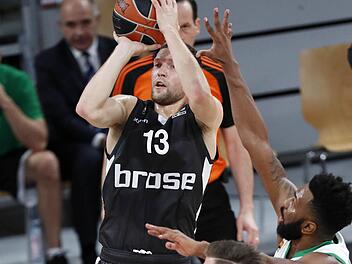 Janis Strelnieks, der im Hinspiel am Ende das Spiel noch aus dem Feuer gerissen hatte, versuchte auch in Kasan alles, doch es reichte nicht. Keith Langford (r.) war mit 27 Punkten der überragende Mann auf dem Feld und der Matchwinner für die Gastgeber. Foto: Daniel Löb