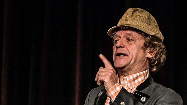 Wie der Kabarettist Frank-Markus Barwasser im ausverkauften Kongresshaus die Bühne zur Kanzel werden lässt.