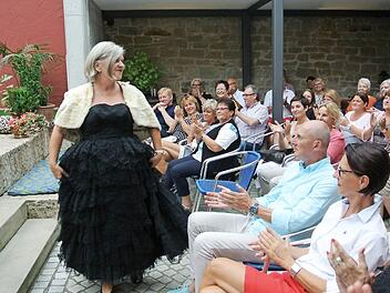 Helga Siebert ließ sich zu Beginn ihres Auftritts erst einmal gebührend feiern. Das ist sie sich einfach wert. Die Zuhörer hatten oft Gelegenheit zum Schmunzeln und Lachen bei ihrer inzwischen dritten Vorstellung im Weinhaus Nüsslein. Gewitter? Drinnen ging's munter weiter.  Fotos: Brigitte Krause