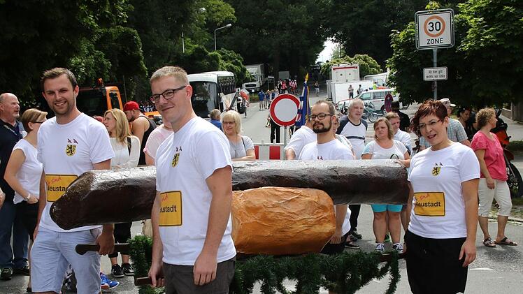 Die Neustadter Bratwurst war an der Festzugspitze. Foto: Michael Stelzner