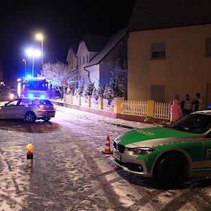 Landkreis Forchheim: 25-Jähriger fährt zu schnell und landet an Gartenzaun