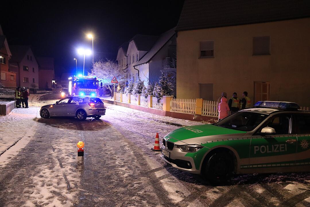 Landkreis Forchheim: 25-Jähriger fährt zu schnell und landet an Gartenzaun