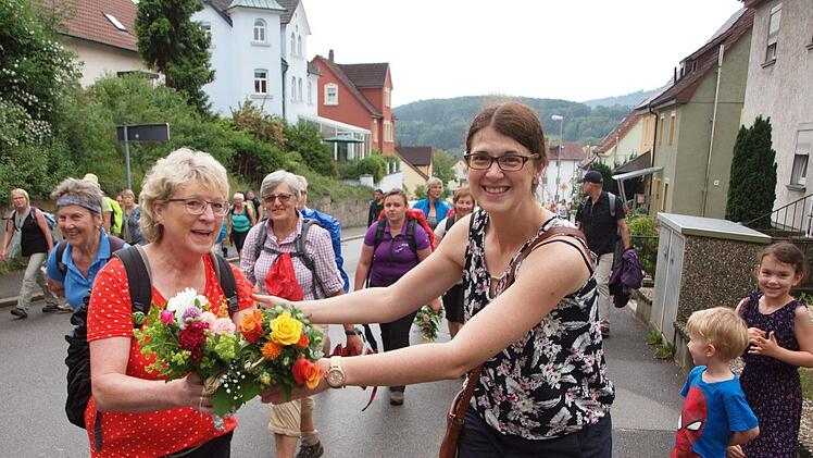 Traditionell werden die Wallfahrer von ihren Angehörigen bei ihrer Rückkehr mit einem Blumenstrauß freudig begrüßt. Diese Frau erhielt gleich mehrere Sträuße.Foto: Alfred Thieret