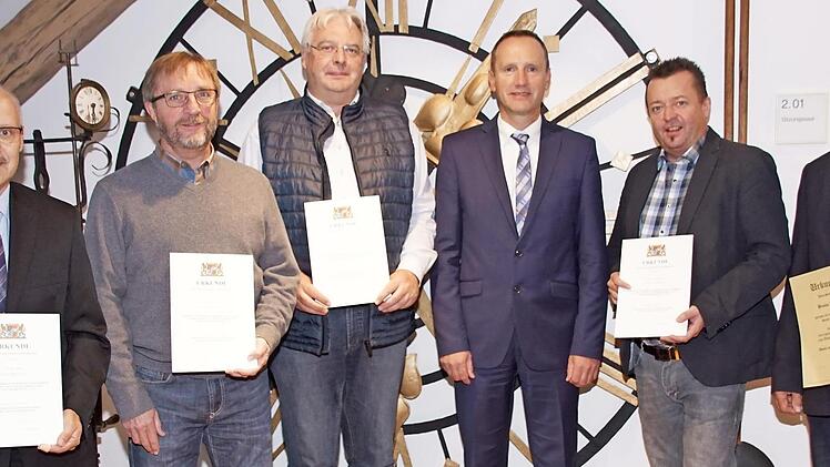 Die Dankurkunde des bayerischen Innenministers für kommunalpolitisches Engagement seit 1996 überreichte Bürgermeister Michael Ziegler (Dritter von rechts) an Hans Nölscher, Peter Klein, Peter Kremer (von links) und Wolfgang Brühl (Zweiter von rechts). Die Dankurkunde der Stadt Eltmann für 40 Jahre Zugehörigkeit zum Stadtrat erhielt Bruno Wittig (rechts). Foto: Sabine Weinbeer