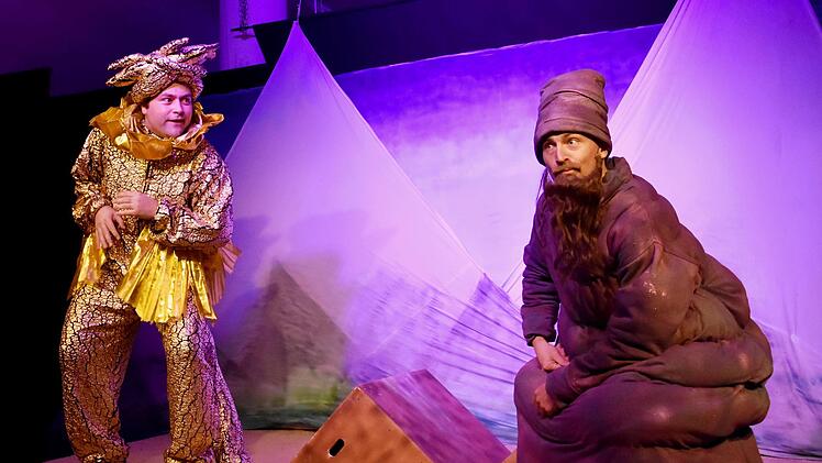 In dem Fantasyroman "Drachenreiter" von Cornelia Funke, das die Theaterwerkstatt Haßfurt heuer inszeniert, geistern viele Fabelwesen über die Bühne. Unser Bild zeigt (von links) Patrick L. Schmitz als Drache Nesselbrand und Peter Florian Berndt als Steinzwerg Kiesbart.