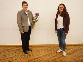 Bürgermeisterin Birgit Erb ist die neue Vorsitzende des Unterfränkischen Bezirksverbands des Bayerischen Gemeindetags. Zu diesem Ehrenamt gratulierte ihr die stellvertretende Bürgermeisterin Caroline Borst (rechts).  Foto: Marion Eckert