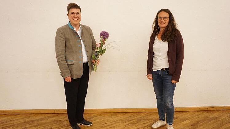 Bürgermeisterin Birgit Erb ist die neue Vorsitzende des Unterfränkischen Bezirksverbands des Bayerischen Gemeindetags. Zu diesem Ehrenamt gratulierte ihr die stellvertretende Bürgermeisterin Caroline Borst (rechts).  Foto: Marion Eckert