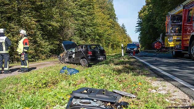 In den Gegenverkehr geraten und lebensgefährlich verletzt: Auto von Pritschenwagen aufgeschlitzt