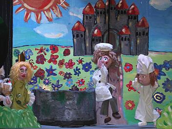 Szene mit dem Koch und seinem Küchenjunge (rechts) sowie Mirabella und die Katze. Fotos: Günther Geiling