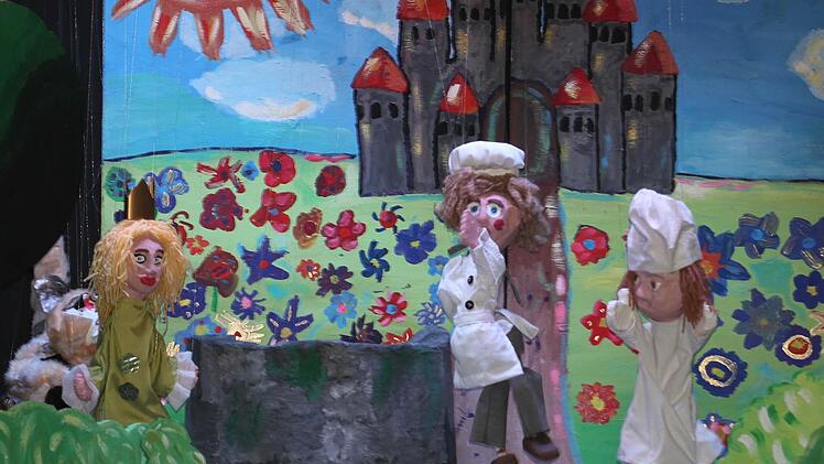 Szene mit dem Koch und seinem Küchenjunge (rechts) sowie Mirabella und die Katze. Fotos: Günther Geiling