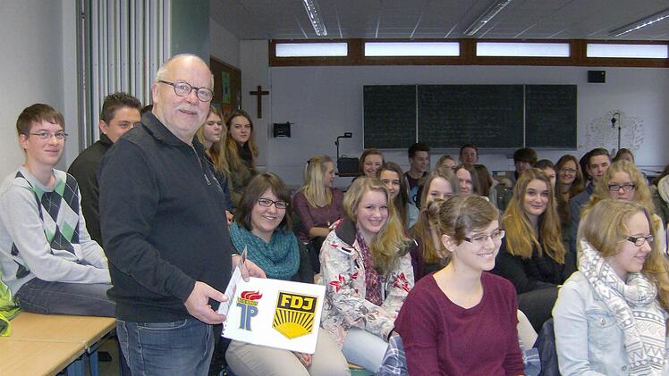 Karl-Heinz Richter berichtet den tief beeindruckten Gräfenberger Realschülern aus seinem Leben.Foto: Malbrich