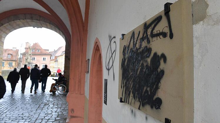 ..., das die Gedenktafeln auf den Rathausbrücken Ende vergangenen Jahres verschandelte. Foto: Ronald Rinklef (Archiv)