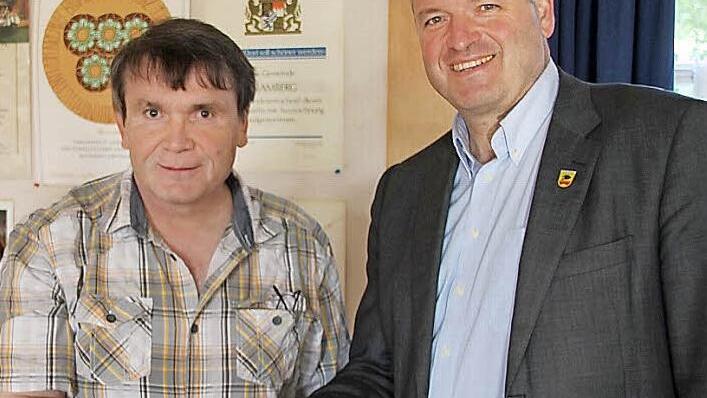 Bürgermeister Hennemann (rechts) freut sich über einen Parteifreund am Ratstisch, Wolfgang Heppt, den neuen Ortssprecher von Bramberg. Foto: Ralf Kestel