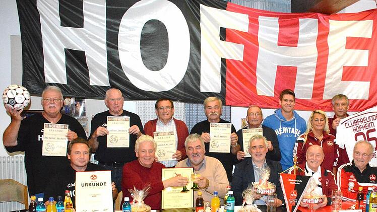 Viel Freude kam beim 25. Jubiläumsfest des 1.-FCN-Fanclubs Hofheim auf. Es freuten sich mit, stehend von links: Vorsitzender Gerhard Rectanus, die Geehrten Herbert Häfner, Wilmar Lambach, Werner Weiß, Helmut Treuter, Torwart Patrick Rakovsky, Mitgliederbetreuerin Claudia Marsching und Fanbeauftragter Jürgen Bergmann. Sitzend von links: Zweiter Vorsitzender Georg Butterhof, die ehemaligen Spieler Dieter Nüssing, Günter Vogt, Jörg Dittmar, Albert Üblacker und Fanbeauftragter Karl Teplitzky.  Fo...