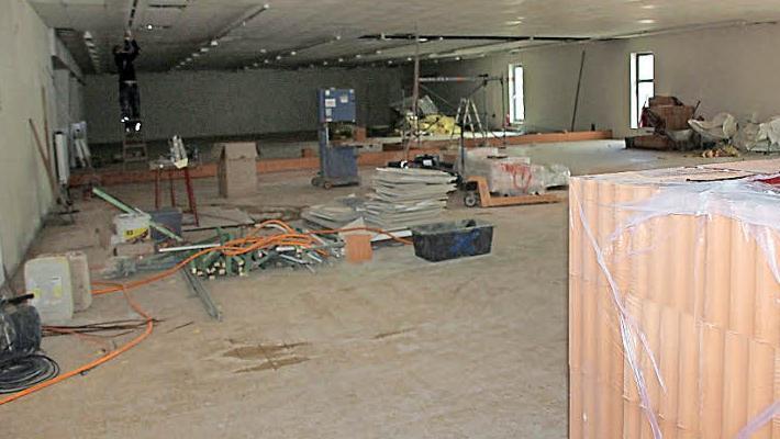 Die einzeilige Mauerreihe (im Hintergrund am Boden) markiert die Größe des neuen Cafés in Ebern.