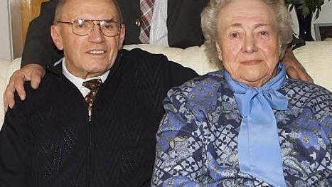Dritter Bürgermeister Winfried Weinbeer gratulierte dem Ehepaar Elfriede und Heinrich Stindl zur diamantenen Hochzeit. Foto: Alfred Thieret