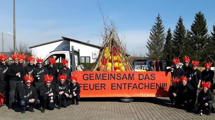 Beim Heroldsbacher Faschingsumzug liefen über 20 Fußballer als lebendige Flammen mit - unter dem Motto: Gemeinsam das Feuer entfachen.