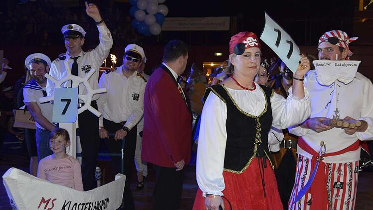 Die MS "Klosterlangheim" in Kiellinie mit den Redwitzer Rodachpiraten.Andreas Welz