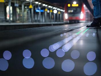 In Nordrhein-Westfalen wird ein Fünfjähriger von einer S-Bahn erfasst: Ein kurzer Augenblick Unaufmerksamkeit reichte aus. Die Polizei fahndete nach ihm.  Symbolbild: Sebastian Gollow/dpa