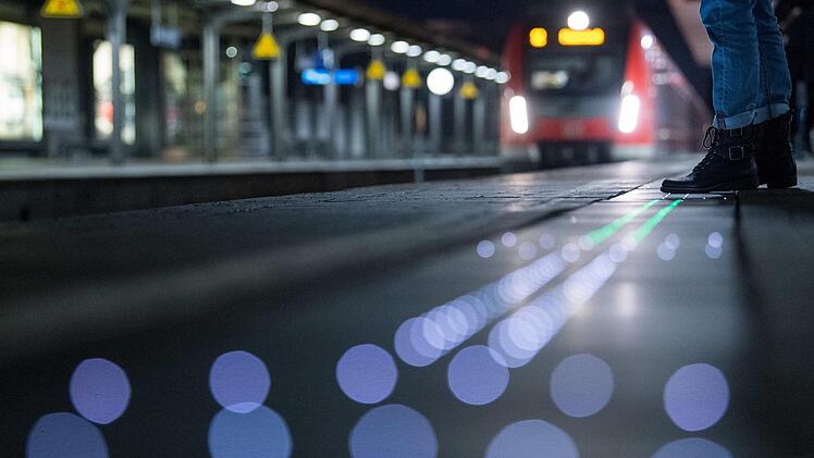 In Nordrhein-Westfalen wird ein Fünfjähriger von einer S-Bahn erfasst: Ein kurzer Augenblick Unaufmerksamkeit reichte aus. Die Polizei fahndete nach ihm.  Symbolbild: Sebastian Gollow/dpa