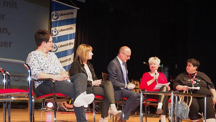 Thomas Rauh (Mitte) fragteTanja Flake (von links), Bianca Neubauer, Margit Altmann und Fadime T&uuml;rker nach ihren Erfahrungen mit der Lebenshilfe.Veronika Schadeck