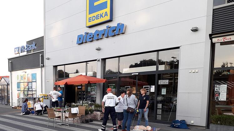 Notfallübung der Feuerwehr Dormitz vor dem Edeka-Markt Foto: Matthias Fuchs