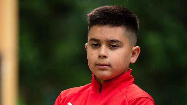 Kenan hat seine kleine Schwester aus einem brennenden Auto gerettet. Foto: Nicolas Armer/dpa