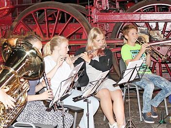 Beim "Nachmittagskaffee für Senioren" im historischen Ringlokschuppen in Neuenmarkt sorgen verschiedene Ensembles für musikalische Unterhaltung der Besucher. Foto: Deutsches Dampflokomotiv-Museum