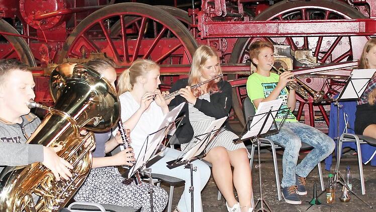 Beim "Nachmittagskaffee für Senioren" im historischen Ringlokschuppen in Neuenmarkt sorgen verschiedene Ensembles für musikalische Unterhaltung der Besucher. Foto: Deutsches Dampflokomotiv-Museum