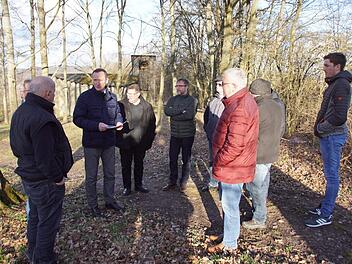 Im Baumbestand rund um die Kriegergedächtniskapelle in Eltmann könnte ein kleiner Friedwald entstehen. Der Bauausschuss des Stadtrates nahm das Gelände am Montag in Augenschein. Sabine Weinbeer