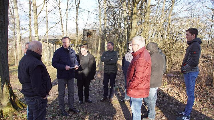 Im Baumbestand rund um die Kriegergedächtniskapelle in Eltmann könnte ein kleiner Friedwald entstehen. Der Bauausschuss des Stadtrates nahm das Gelände am Montag in Augenschein. Sabine Weinbeer