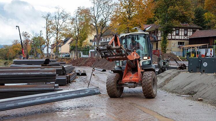 Die Stahlspundwände werden zum Einsatzort transportiert (Bild links). Eine Zwischenbilanz zum Baufortschritt in Schwürbitz zogen (Bild rechts von links) Matthias Trau und Günther Prem vom Wasserwirtschaftsamt Kronach sowie Bürgermeister Dirk Rosenbauer.