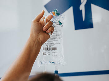 Polizeieinsatz in Kronacher: Betrunkener (61) geht einkaufen - mit laufender Infusion