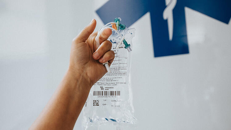 Polizeieinsatz in Kronacher: Betrunkener (61) geht einkaufen - mit laufender Infusion