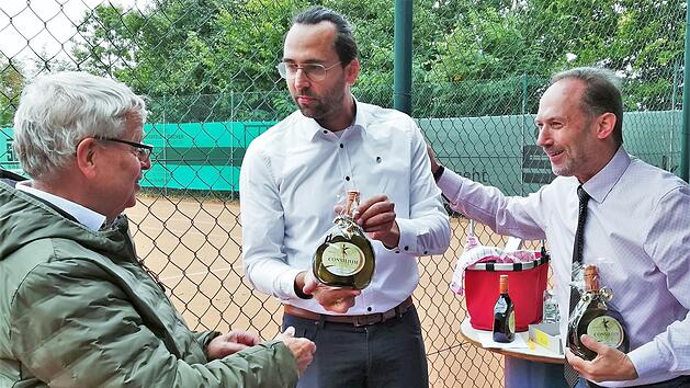 Christian Finger (Mitte), Vorsitzender des SV Albertshausen, bedankte sich bei Tennis-Abteilungsleiter Manfred Halbig (rechts) und seinem Stellvertreter Edmund Scheuring f&uuml;r ihren 40-j&auml;hrigen Einsatz im Ehrenamt. Foto: Sigismund von Dobsch&uuml;tz
