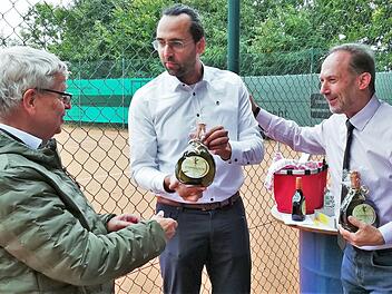 Christian Finger (Mitte), Vorsitzender des SV Albertshausen, bedankte sich bei Tennis-Abteilungsleiter Manfred Halbig (rechts) und seinem Stellvertreter Edmund Scheuring für ihren 40-jährigen Einsatz im Ehrenamt. Foto: Sigismund von Dobschütz