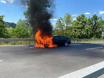 Fahrzeugbrand auf B4 in Coburg