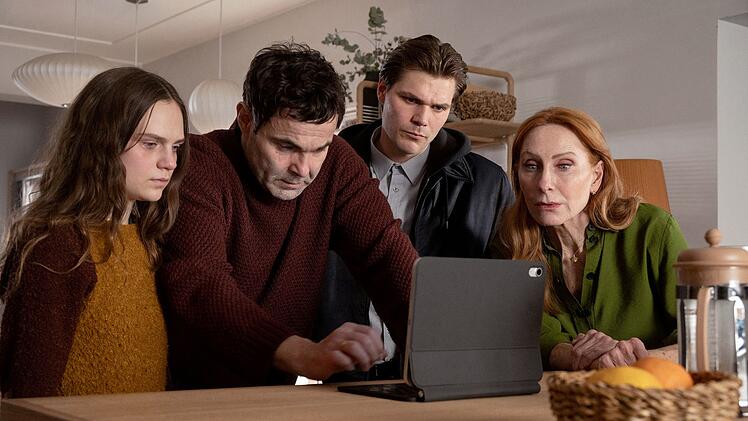 Das Sichten einer &Uuml;berwachungskamera der Nachbarn bringt neue Erkenntnisse zu Nicola. Es schauen gebannt auf die Bilder (von links): Tochter Jasmin (Mariella Aumann), Ehemann Benno (Andreas D&ouml;hler), Kommissar Kr&ouml;ber (Henning Fl&uuml;sloh) und Lou Caspari (Andrea Sawatzki).