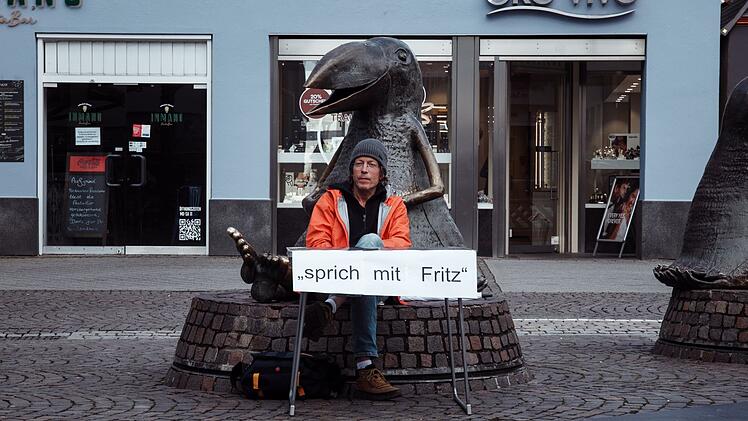 W&auml;hrend der Pandemie begann Fritz D&uuml;ker auf einem Platz in Offenburg gegen die Ma&szlig;nahmen zu protestieren.