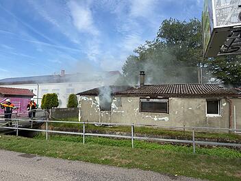 Brand in Bungalow: Geb&auml;ude nicht mehr bewohnbar; Bahnstrecke Bamberg&ndash;Ha&szlig;furt f&uuml;r Einsatzma&szlig;nahmen gesperrt