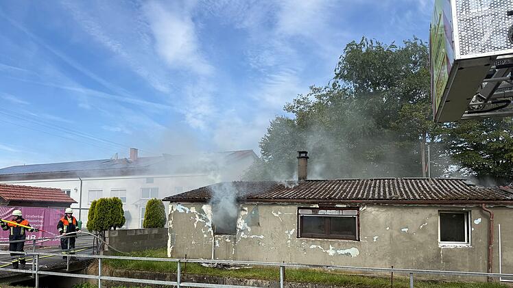 Brand in Bungalow: Geb&auml;ude nicht mehr bewohnbar; Bahnstrecke Bamberg&ndash;Ha&szlig;furt f&uuml;r Einsatzma&szlig;nahmen gesperrt