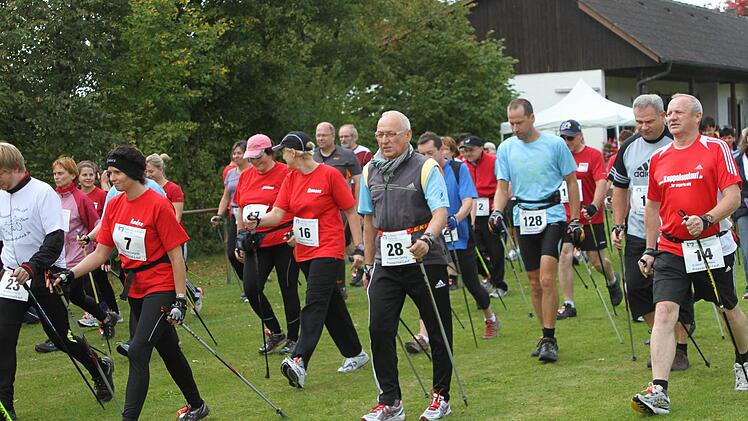 Die Nordic Walker gehen auf die Strecke.