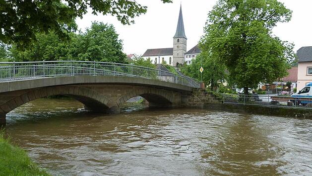 Hochwasser in Lanzendorf. Am Samstag hatte sich die Lage am Wei&szlig;en Main wieder entspannt. Foto: Werner Rei&szlig;aus
