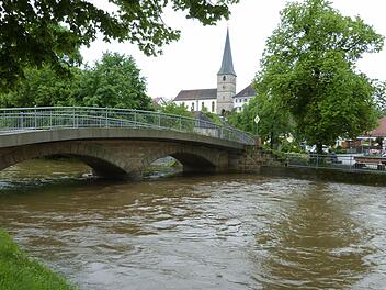 Hochwasser in Lanzendorf. Am Samstag hatte sich die Lage am Weißen Main wieder entspannt. Foto: Werner Reißaus
