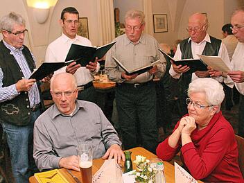 Für Stimmung im Deutschherrnkeller sorgten Rainer Kirch (vorne links) sowie die Sänger vom Lauerstrand mit (hinten, von links) Armin Fleischmann, Ewald Baumeister, Franz Gock, Herbert Wolf und Hubert Mangold. Rechts schmunzelt Inge Kirch.   Foto: Dieter Britz