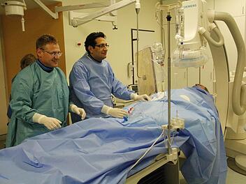 Die Kardiologie - hier Dr. Bernhard Rosner (l.) zusammen mit Dr. Samir Murat bei einer Herzkatheter Untersuchung - war bislang das Aushängeschild der Klinik. Werden diese beiden auch in Zukunft in Ebermannstadt arbeiten? Foto: Josef Hofbauer