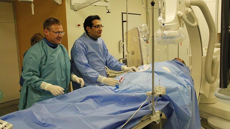 Die Kardiologie - hier Dr. Bernhard Rosner (l.) zusammen mit Dr. Samir Murat bei einer Herzkatheter Untersuchung - war bislang das Aushängeschild der Klinik. Werden diese beiden auch in Zukunft in Ebermannstadt arbeiten? Foto: Josef Hofbauer