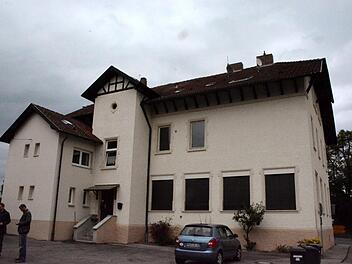 In der ehemaligen Schule in Maroldsweisach bestehen drei Wohnungen, von denen zurzeit nur eine genutzt wird. Der Marktgemeinderat kam überein, in eine der Wohnungen zu investieren, um sie wieder attraktiver zu machen. Fotos: Gerhard Schmidt